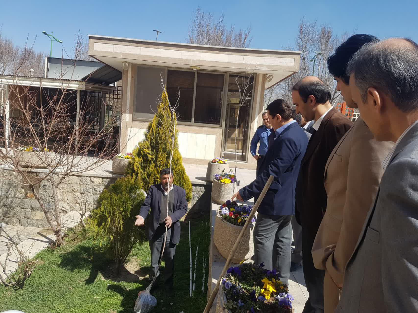کاشت نهال توسط مسئولین ورزش و جوانان استان اصفهان