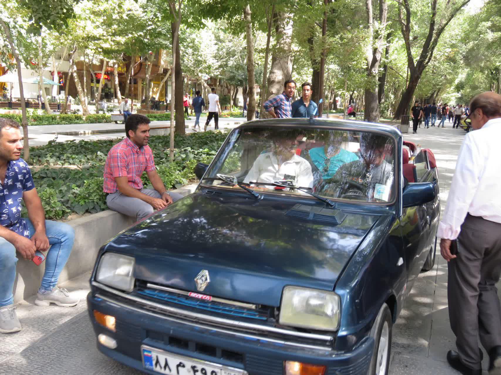 استقبال بی‌نظیر عموم از نمایشگاه خودروهای کلاسیک در چهارباغ اصفهان