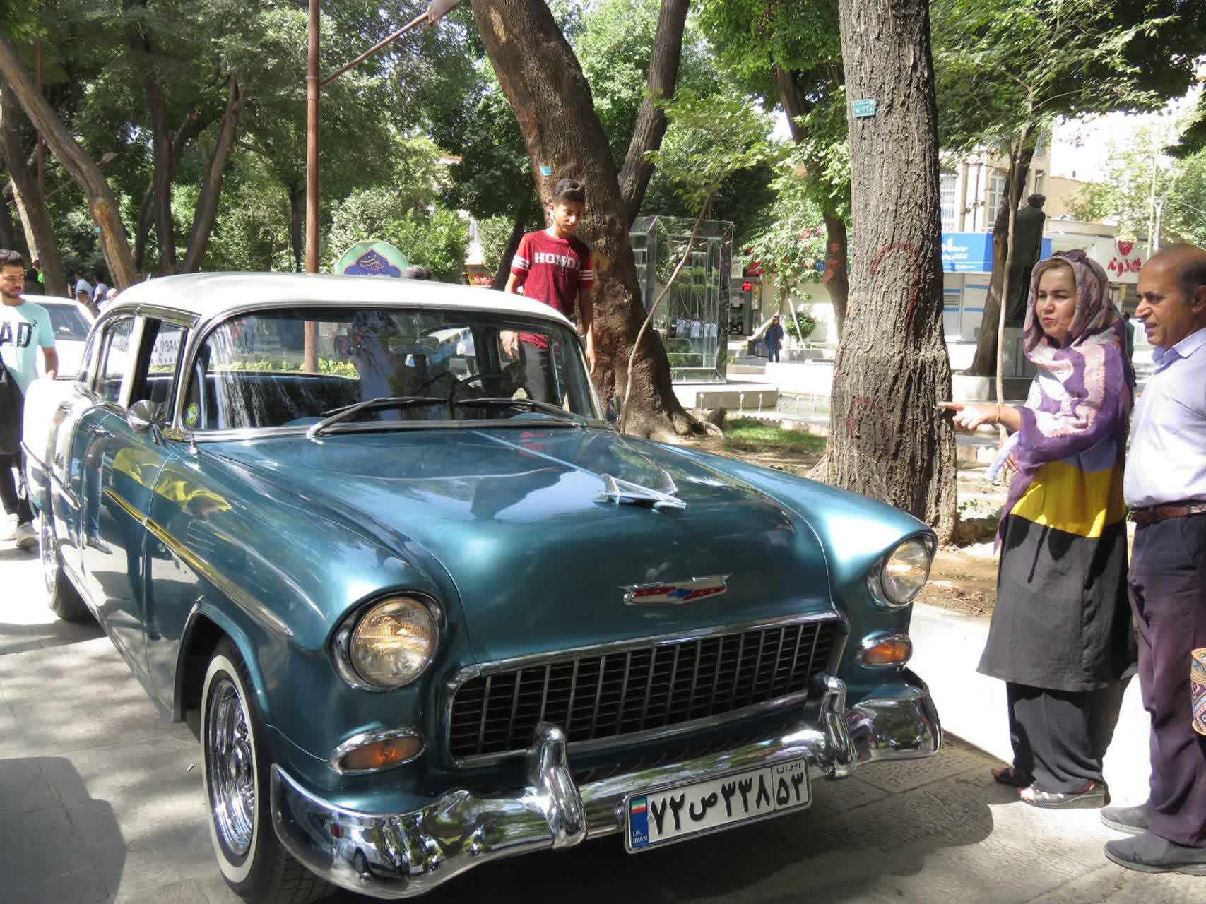 استقبال بی‌نظیر عموم از نمایشگاه خودروهای کلاسیک در چهارباغ اصفهان