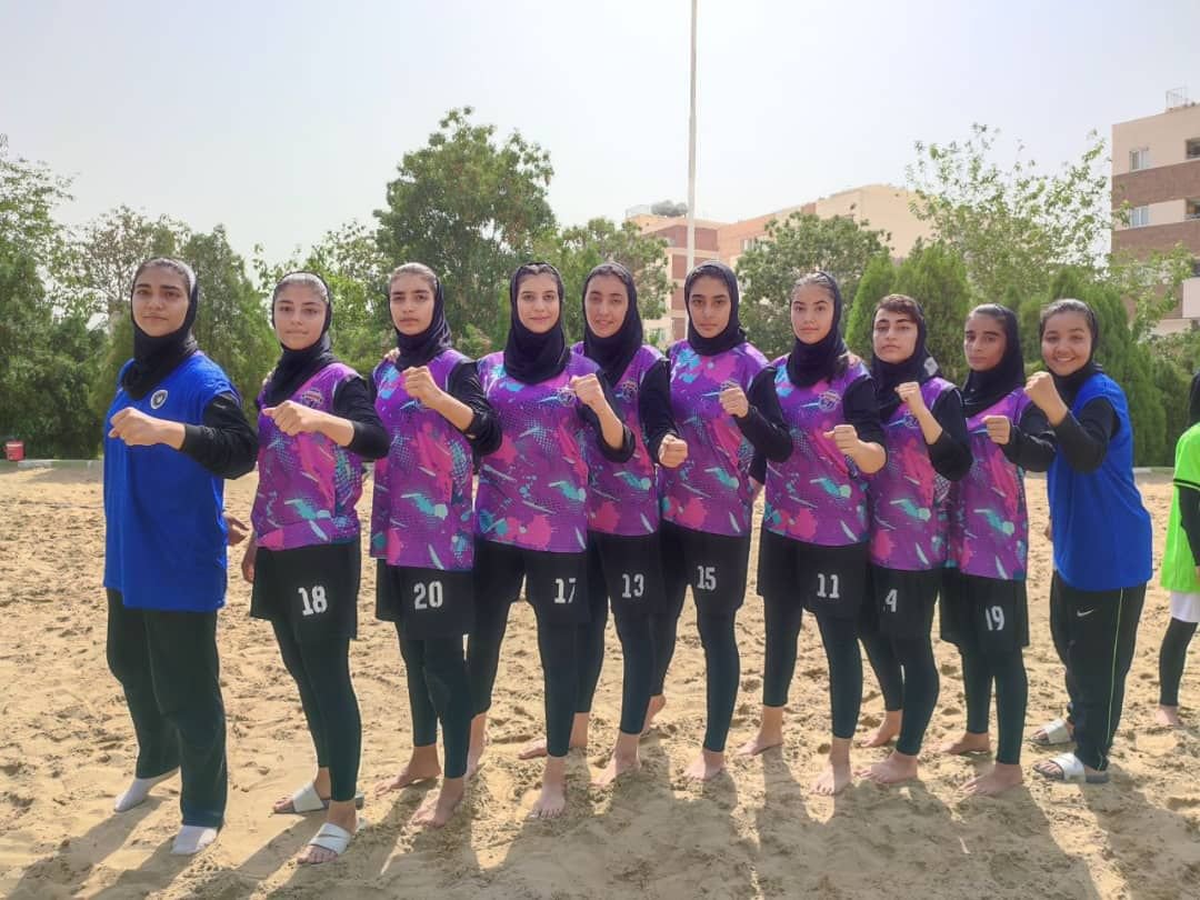 قهرمانی دختران با ادب اصفهان در هندبال ساحلی ایران+عکس