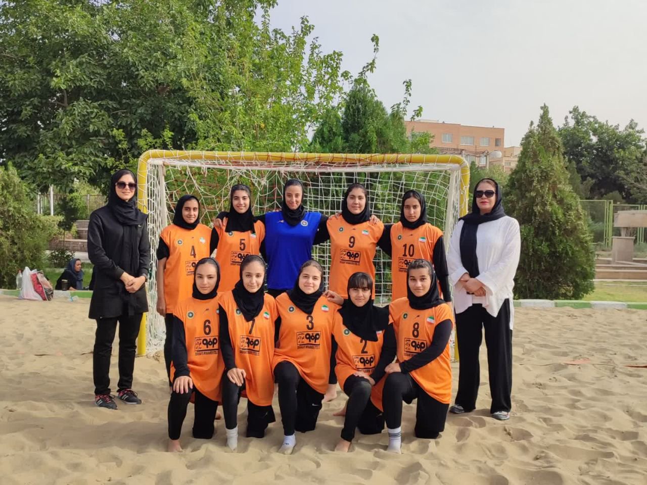 قهرمانی دختران با ادب اصفهان در هندبال ساحلی ایران+عکس